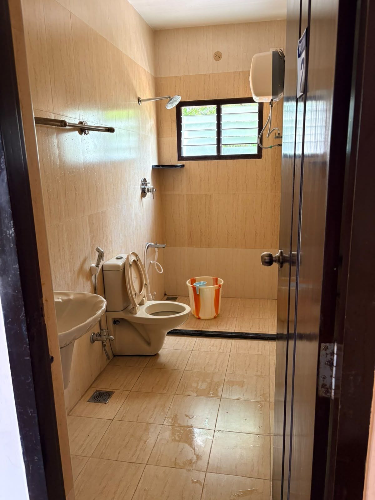 Une petite salle de bain comprenant des toilettes, un lavabo et un espace douche.