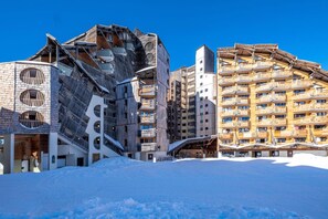 A modern hotel with a unique architectural design, featuring multiple balconies and a snowy landscape. - 10m from ski slopes, balcony, ski locker, 20-22m², Avoriaz (Avoriaz)