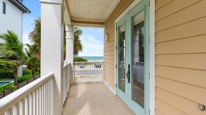 Property grounds - 2nd Floor OceanView Home Steps to Beach - Shared Pool & Putting Green - On-Site Parking (Bradenton Beach)