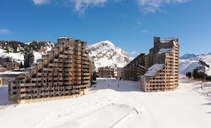 A snow-covered ski resort with multi-story buildings featuring balconies and ski lifts. - 10m from ski slopes, balcony, ski locker, 25-35m², Avoriaz (Avoriaz)