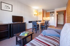 A compact living space with a television, a dining table, and a sofa. - 10m from ski slopes, balcony, ski locker, 25-35m², Avoriaz (Avoriaz)
