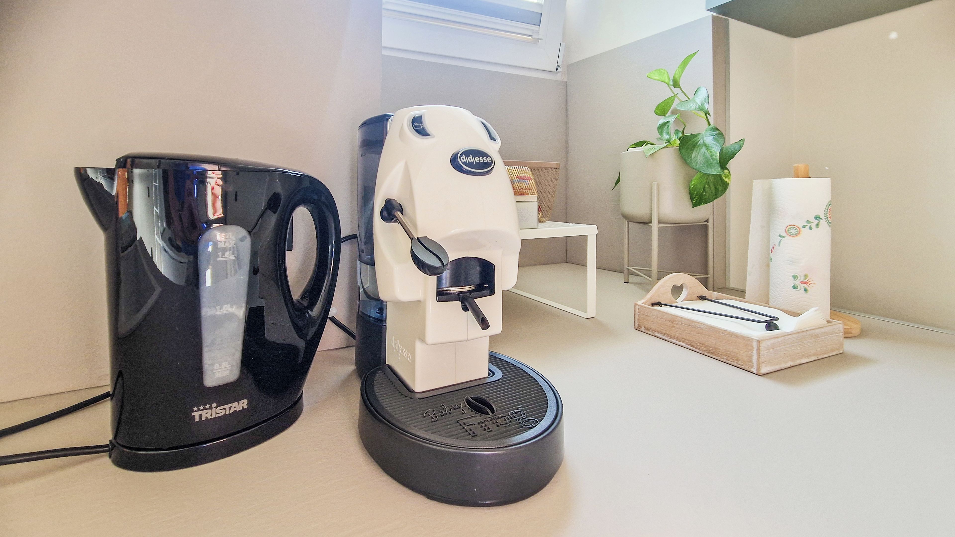 Una máquina de café y un dispensador de agua sobre una encimera.