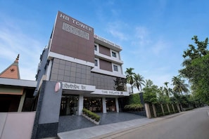 Un hotel con un cartel que indica 'HB Tower' y 'Midtown Inn' en la fachada.
