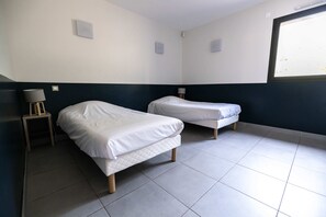 A room with two beds, a small table, and a window. - 15-person vacation rental - ALTER ET GO Eco-Lodge Village - Panoramic view of Canigou (MARQUIXANES)