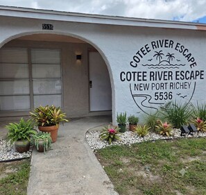 Ein Gebäude mit einem Schild, auf dem 'COTEE RIVER ESCAPE NEW PORT RICHEY 5536' steht.