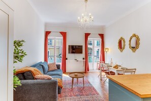 A modern living room with a sofa, a dining table, and a chandelier. - THE LIBERTY AP4510 - Clim - 5-6 min de la plage by (Nice)