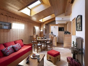 Living area - Wifi, 50m from ski slopes, view building, fitness, swimming pool, sauna, hammam, balcony, ski locker (Les Arcs)
