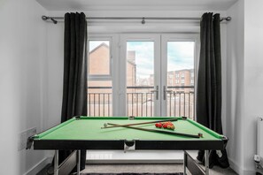 Games room - Stylish 5-Bed for 12 w/ Pool & Table Tennis Near Etihad & Co-op Live (Droylsden)