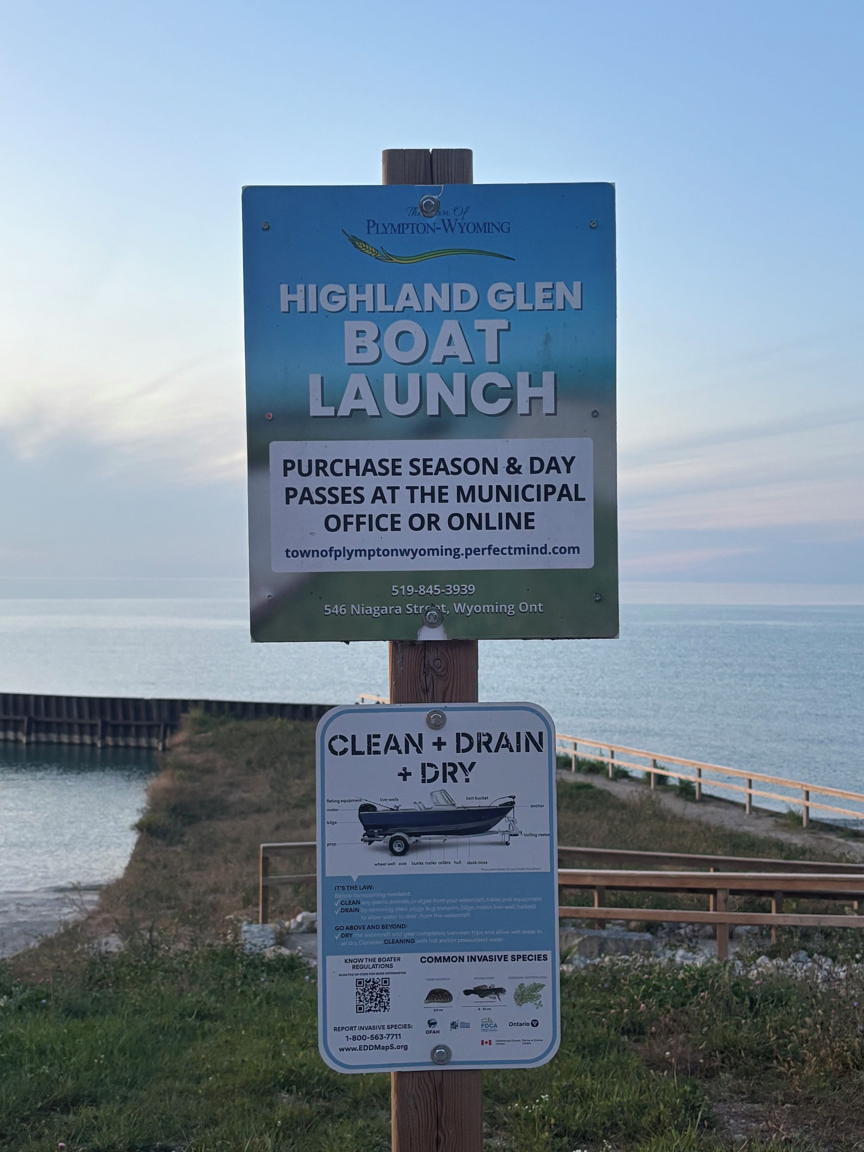 A sign for Highland Glen Boat Launch with information on purchasing passes and a clean, drain, and dry policy.