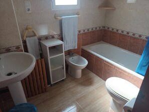 A bathroom with a sink, bidet, toilet, and bathtub. - House Sleeps 4 - Air Con, Parking, Community Pool (San Fulgencio)