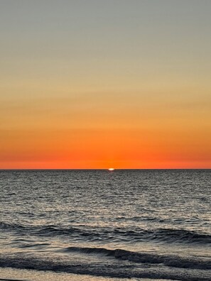 Ein Sonnenuntergang über einem ruhigen Meer, weit und breit kein Land zu sehen.