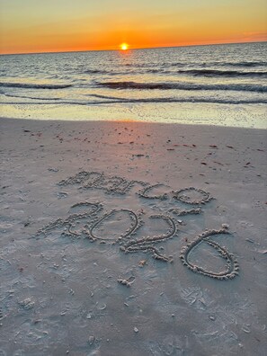 A beach with footprints and the number 2020 written in the sand. - Lovely 3-bedroom house on canal with pool Marco Island (Marco Island)