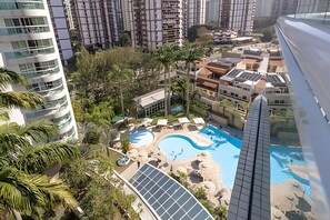 Un quartier résidentiel doté d’une piscine, de panneaux solaires et d’immeubles de grande hauteur.