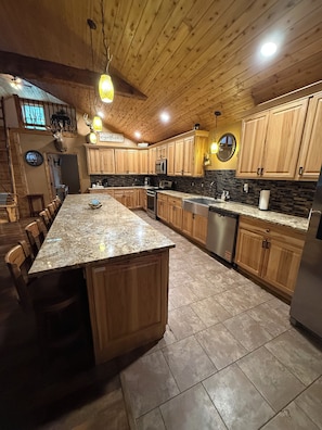 Private kitchen - The Woodland Lodge, Sleeps 15, Rustic Luxury (Frankfort)