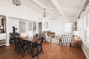 Interior - The Lazy Days Main Cottage - Lakefront (Lambton Shores)
