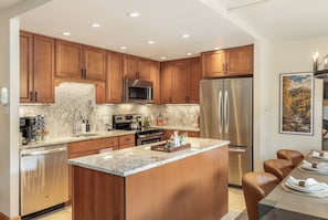 Private kitchen - Modern Western Luxury in Lionshead, 2min walk to Gondola, Hot Tubs & Ski Locker (Vail)