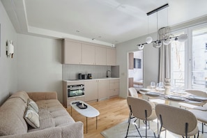A modern apartment with a kitchen, dining area, and living room. - Charming 2BDR AC Le Marais Centre de Paris (Paris)