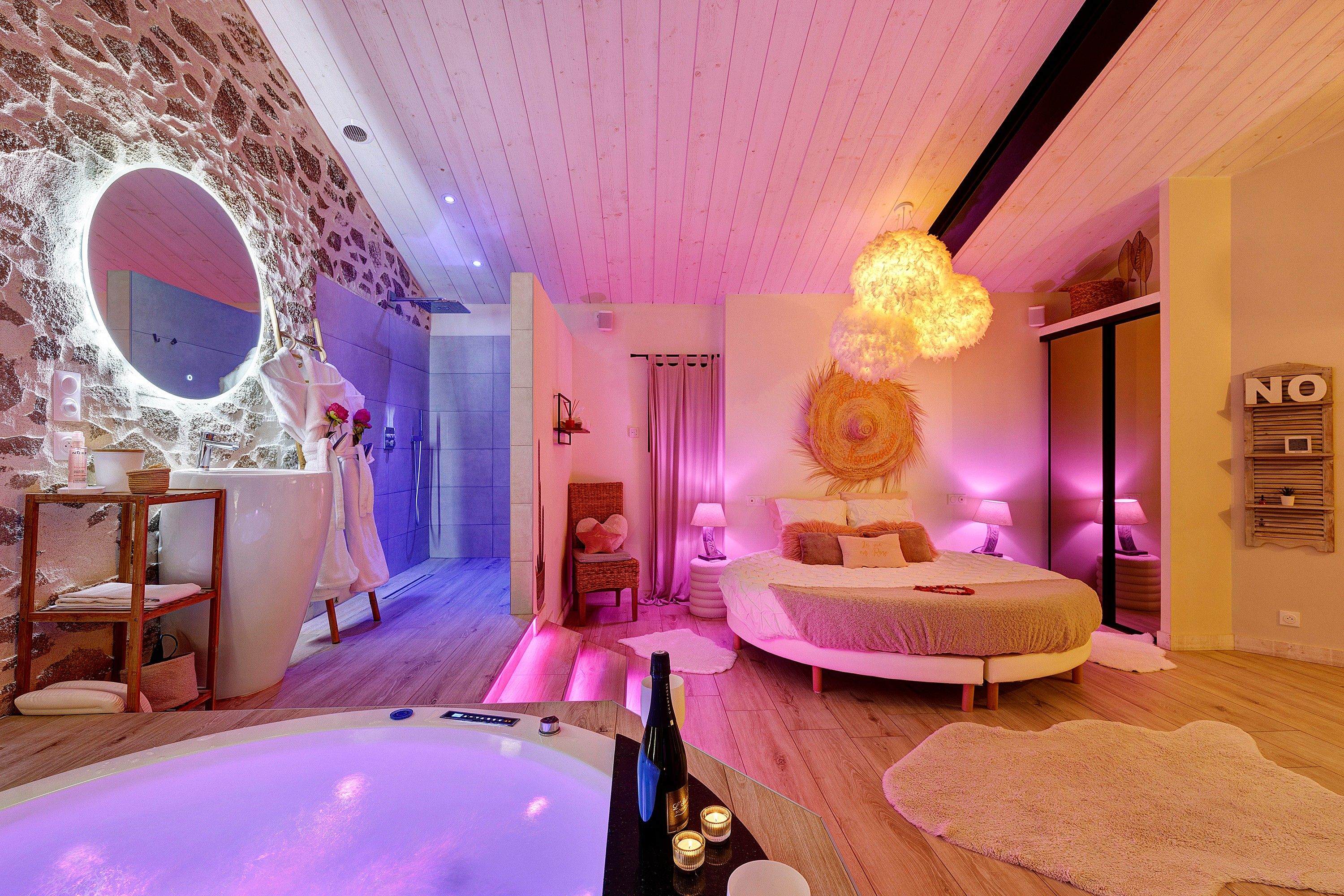 Une chambre à coucher moderne avec un grand lit, une baignoire et un design de plafond original.