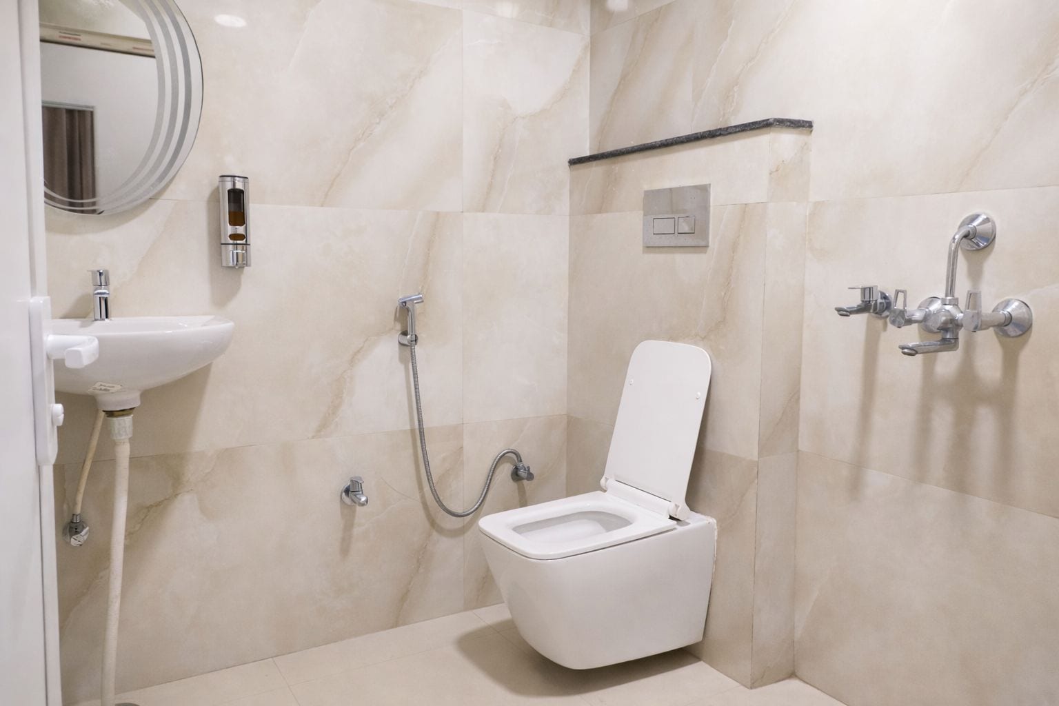 Un baño moderno con inodoro, bidé y lavamanos.