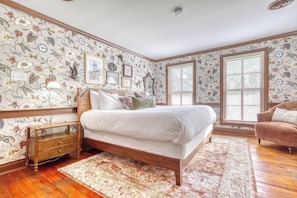 King bed with premium linens and floral wallpaper - Historic Gettysburg King Room w/ Private Bath - Hot Tub & Sauna (Gettysburg)