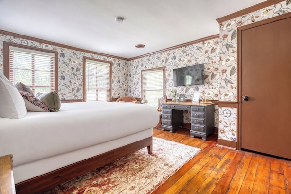 Sadie Bushman Room – king bed and Rococo Revival antiques - Historic Gettysburg King Room w/ Private Bath - Hot Tub & Sauna (Gettysburg)