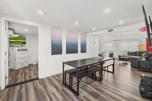 Ein modernes Interieur mit Essbereich, Küche und Wohnbereich.