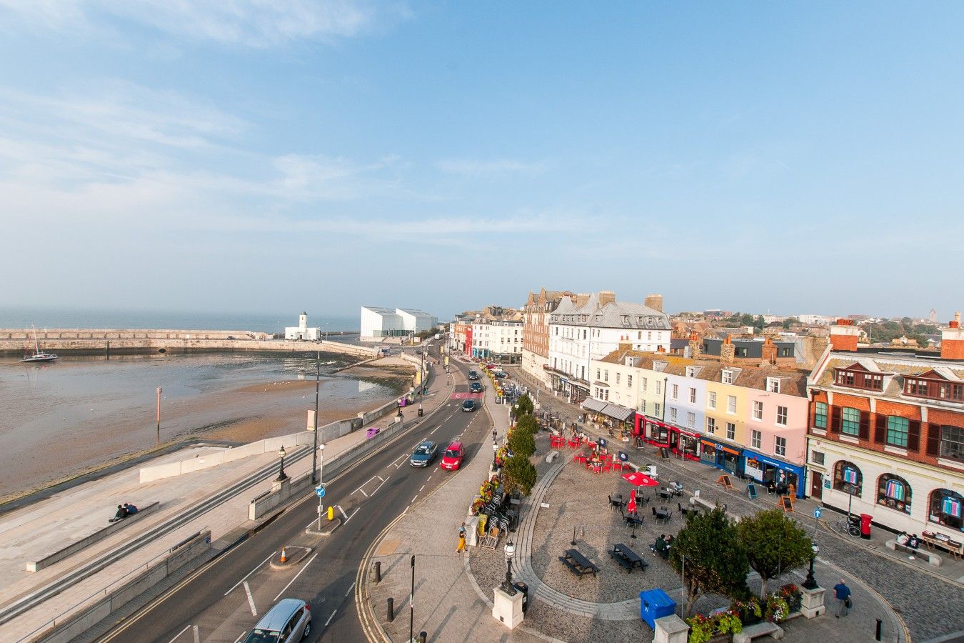 Une ville côtière dotée d’une promenade, de bâtiments et d’une plage.