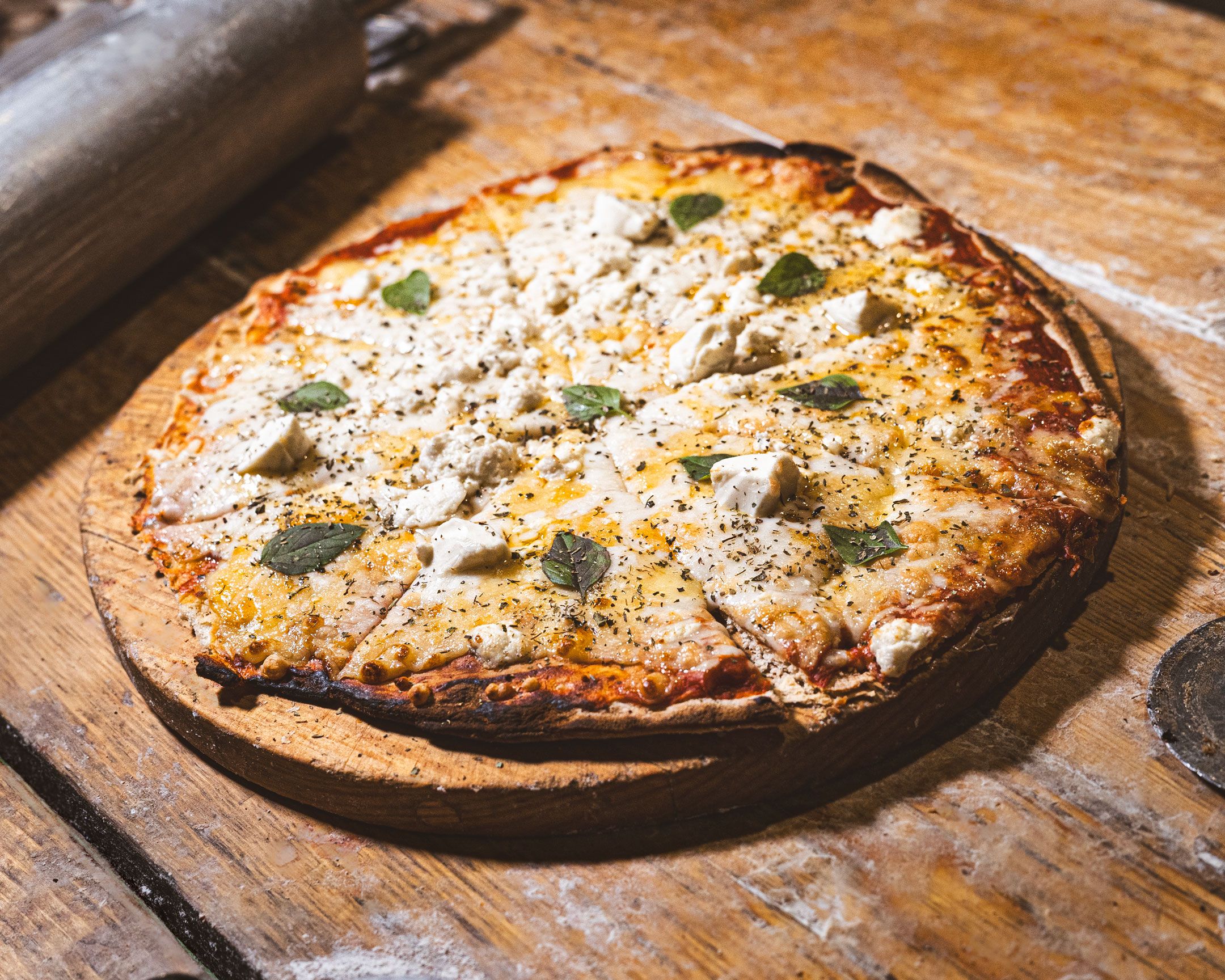 Una pizza sobre una tabla de madera.
