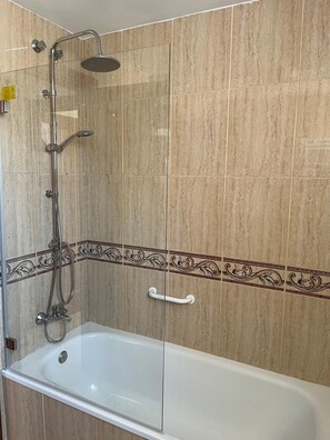 A bathroom with a glass-enclosed shower, a bathtub, and tiled walls. - 2 bedroom Apartment sleeps 6, 5 min walk to the beach . (Benalmádena)