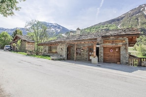A rustic stone building with a wooden roof, a reception area, and a sign indicating it is a restaurant. - Apartment 'La Pastourelle 1' with Balcony and Wi-Fi (Bonneval-sur-Arc)