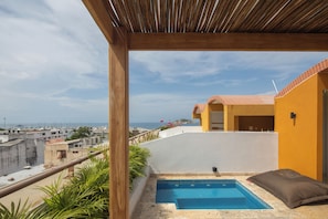 A rooftop pool with a view of the sea and buildings. - Upscale penthouse apartment - Soul of the City. (Santa Marta)