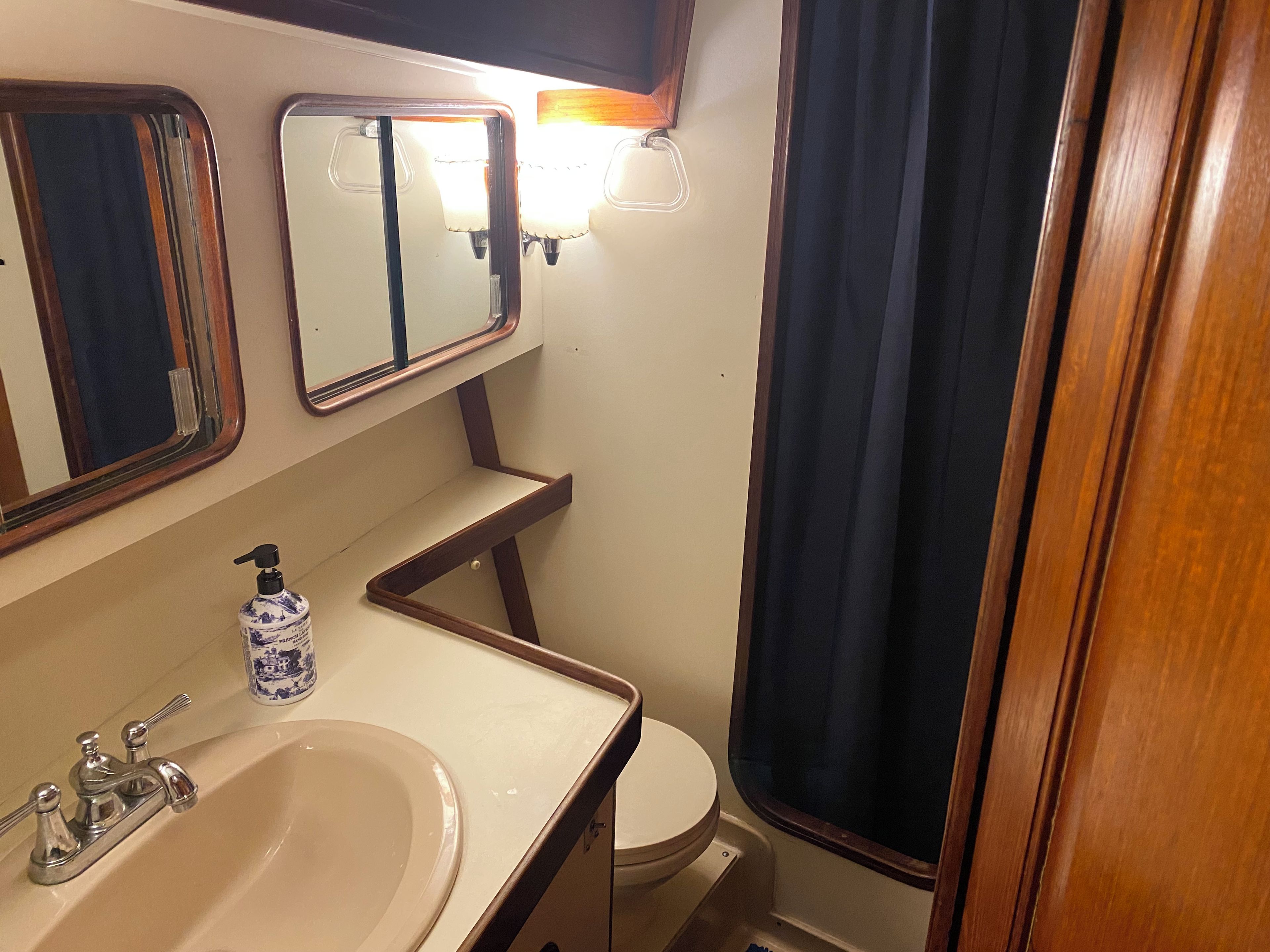 Ein Badezimmer mit Waschbecken, Spiegel und Toilette.
