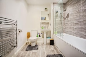 A modern bathroom with a glass-enclosed shower, a white toilet, and a sink. - Apartment Sleeps 4 With Balcony (Erith)
