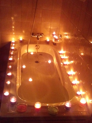 A bathtub with candles around it. - Country House 'Casa Rural El Nido' (Solana de Ávila)