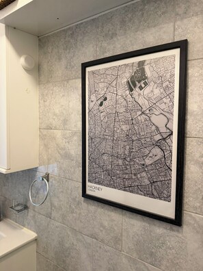Mapa en blanc i negre de Hackney, Londres, emmarcat i penjat a una paret amb relleu.