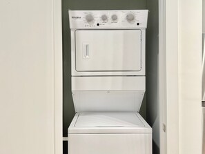 Eine Whirlpool Wasch- und Trocknerkombination in einem Hauswirtschaftsraum.