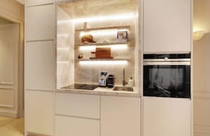 Private kitchen - Elegant 3-Bedroom Apartment Near the Louvre Museum (Paris)