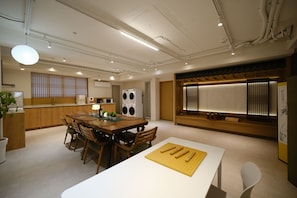 Un intérieur moderne comprenant un coin repas, une cuisine et une décoration de style traditionnel.