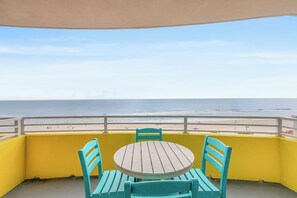 Un balcón con vista a la playa y al océano.