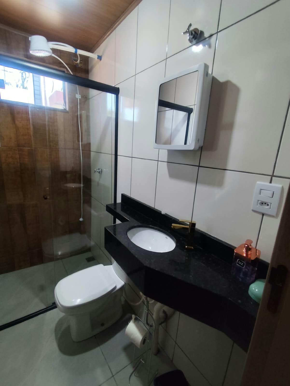 Un bagno con servizi igienici, lavandino e doccia.