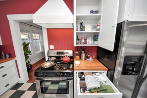 Private kitchen - Charming Historic Heights ‘Bungalow Lenú’ (Houston)