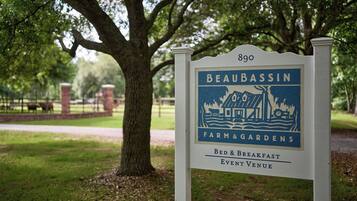 Een bordje voor Beaubassin Farm & Gardens, dat aangeeft dat het een bed en ontbijt en evenementenlocatie is.