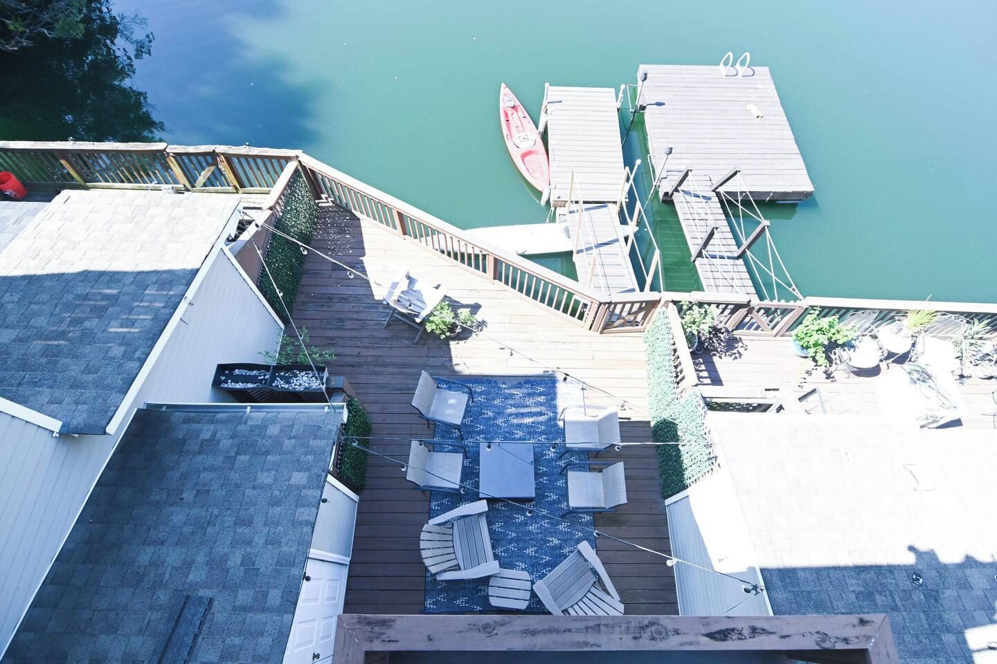 Una terraza con mobiliario exterior y vista al agua.