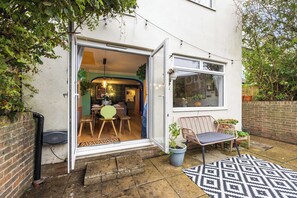 Ein Wohnhaus mit Essbereich, Wintergarten und einer Terrasse mit Sitzmöglichkeiten.