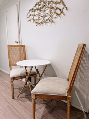 A room with two wicker chairs and a small round table. - Lovely blue 1-bedroom apartment with free parking (Laredo)
