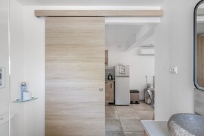 Una cocina moderna con horno empotrado, refrigerador y pileta.