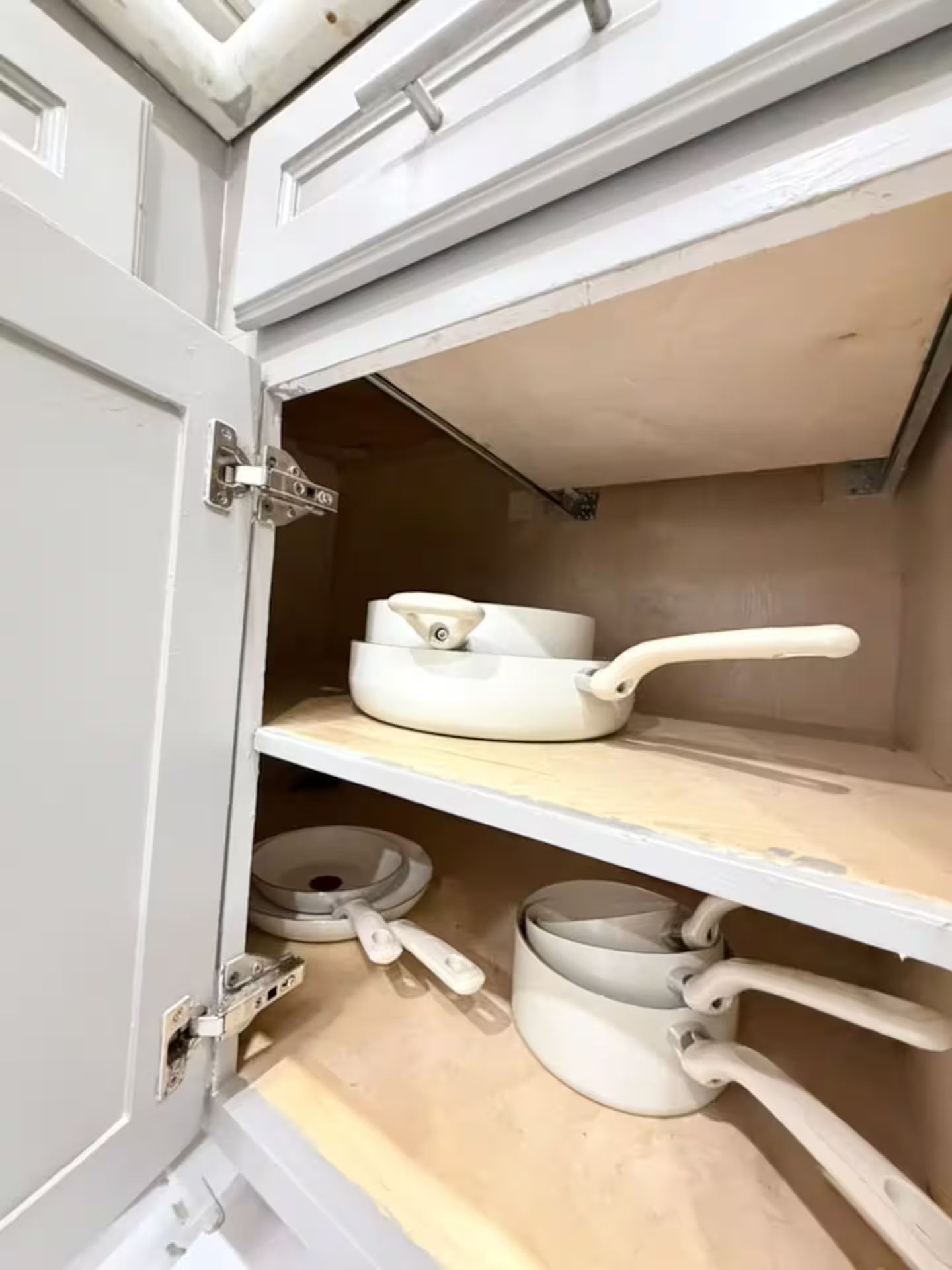 Kaappi, jossa on useita hyllyjä ja jossa säilytetään keittiötarvikkeita.