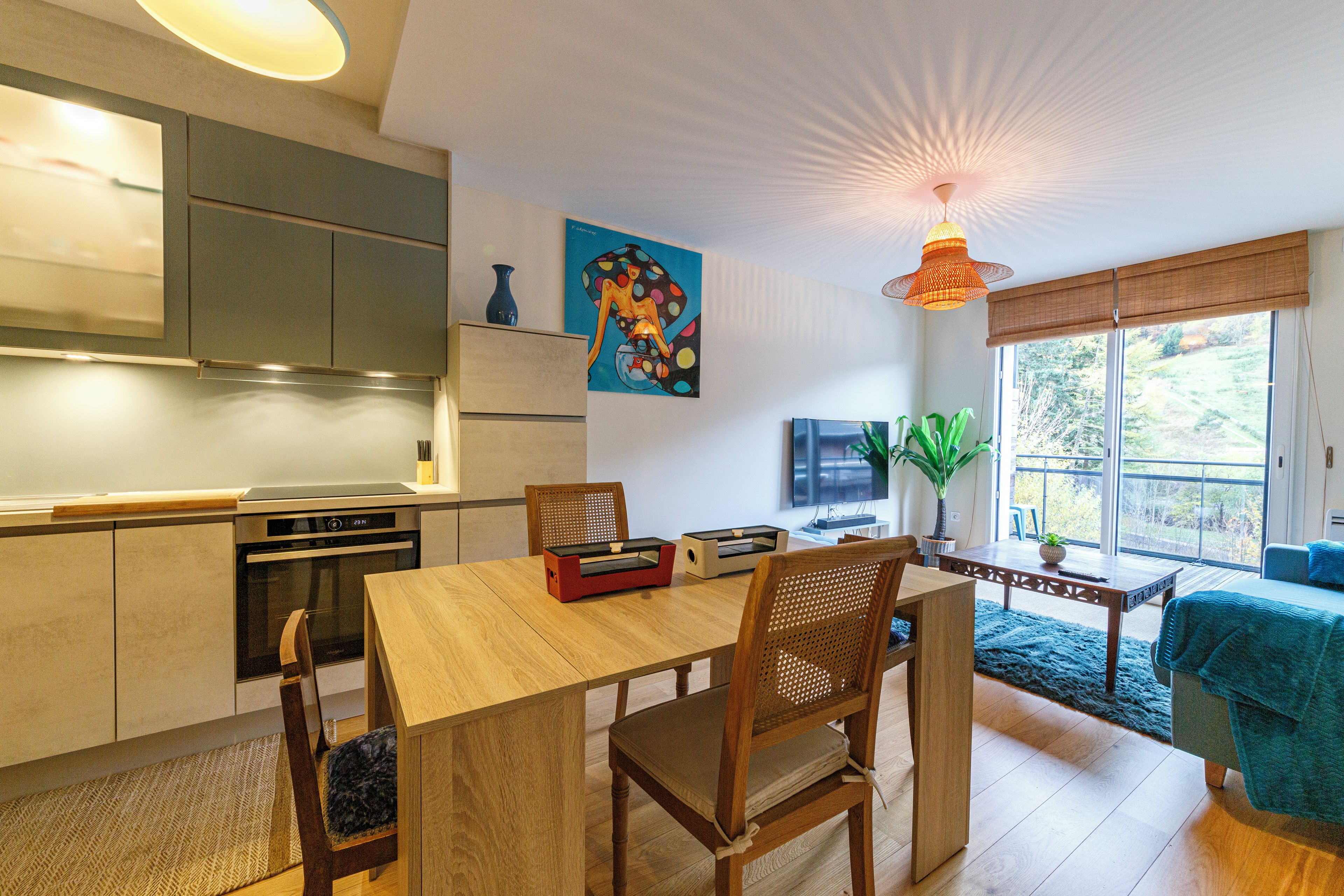 Una cocina moderna con armarios de madera, una mesa de comedor y sillas.