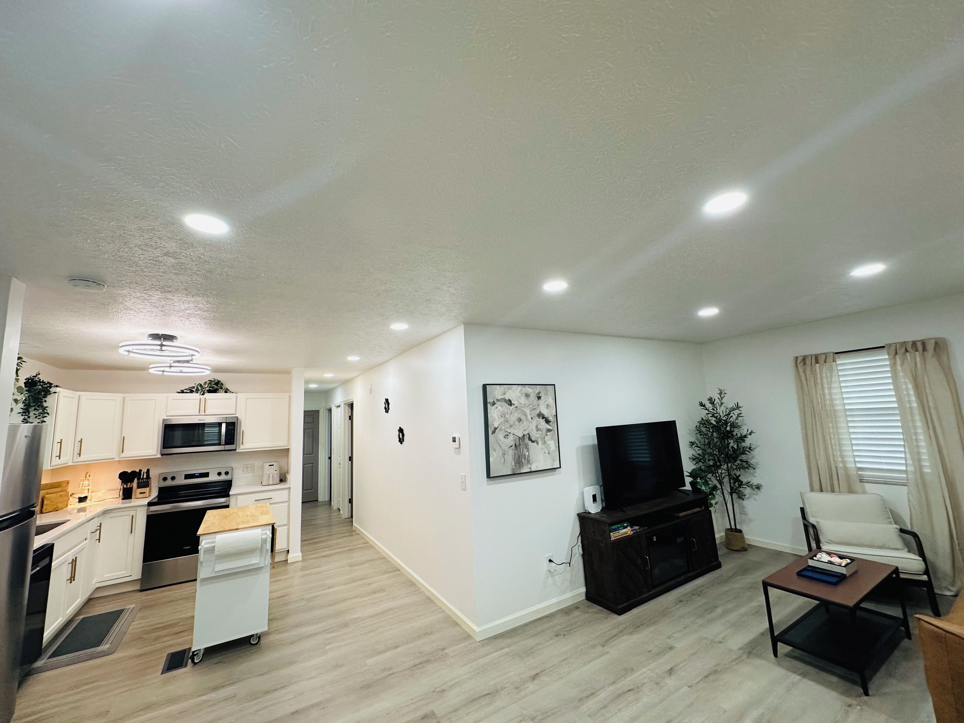 Eine moderne Wohnung mit Küche, Wohnbereich und Essplatz.