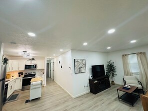 Un apartamento moderno con cocina, sala de estar y comedor.